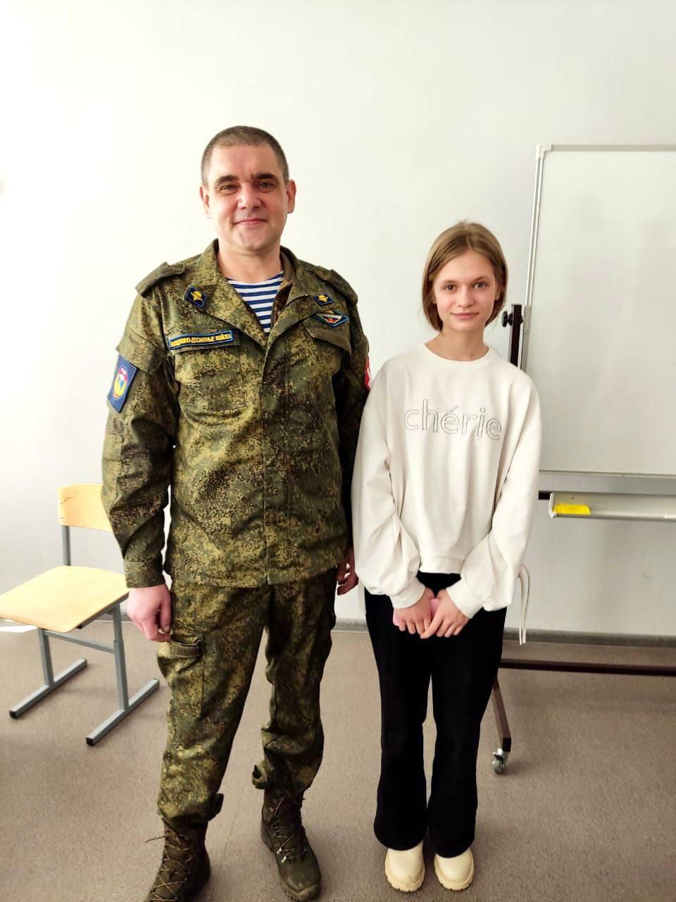 Раненый участник СВО встретился с девочкой, письмо которой поддержало его в госпитале.