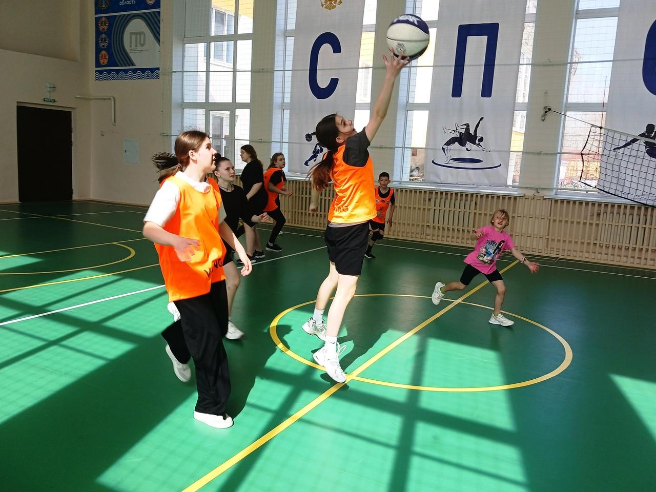 На базе Кузоватовской спортшколы состоялась товарищеская встреча по баскетболу.